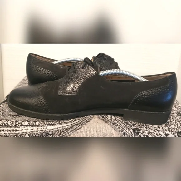 Salvatore Ferragamo Black Women's Lace-up Brogue Oxfords Size 8.5B - Picture 6 of 15
